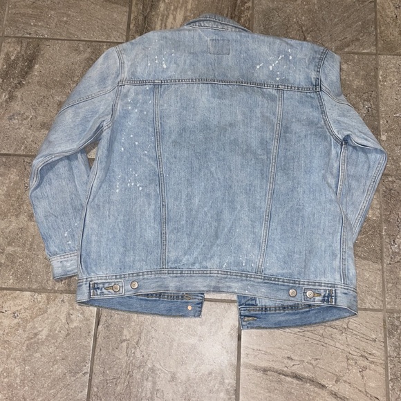 Old Navy Jean Jacket. Light wash. Women’s size large. - Picture 4 of 4
